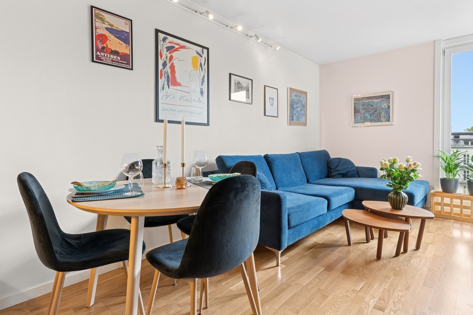 Den åpne kjøkken- og stueløsningen gir deg fleksibilitet til å møblere etter ønske. Det er rikelig med plass til både sofagruppe og spisegruppe. Galleribilde