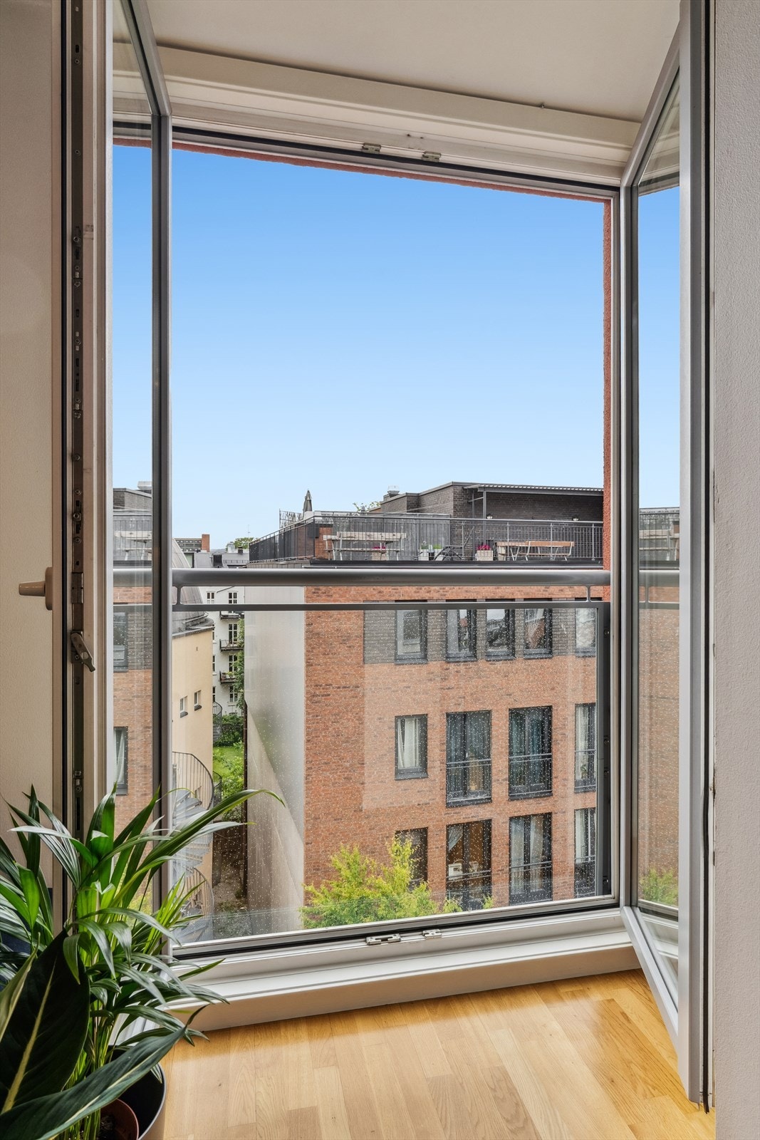 Leiligheten har en pen fransk balkong, som slipper inn rikelig med naturlig lys og vender mot rolig areal. Galleribilde