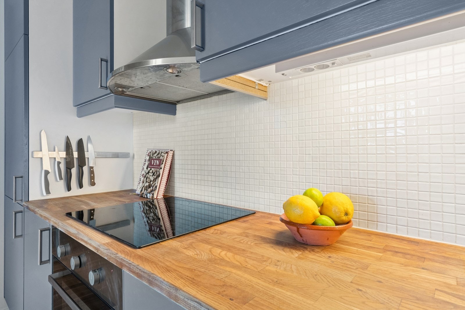 Den praktiske kjøkkenløsningen gir deg rikelig med arbeidsplass og smarte oppbevaringsløsninger i skuffer og skap. Galleribilde