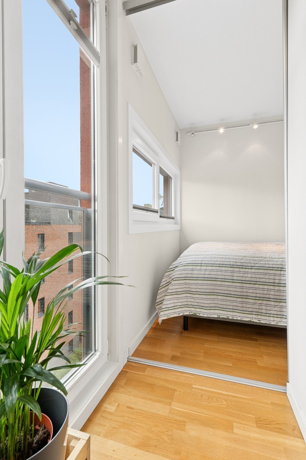 Fra stuen har du adgang til soverommet. Galleribilde