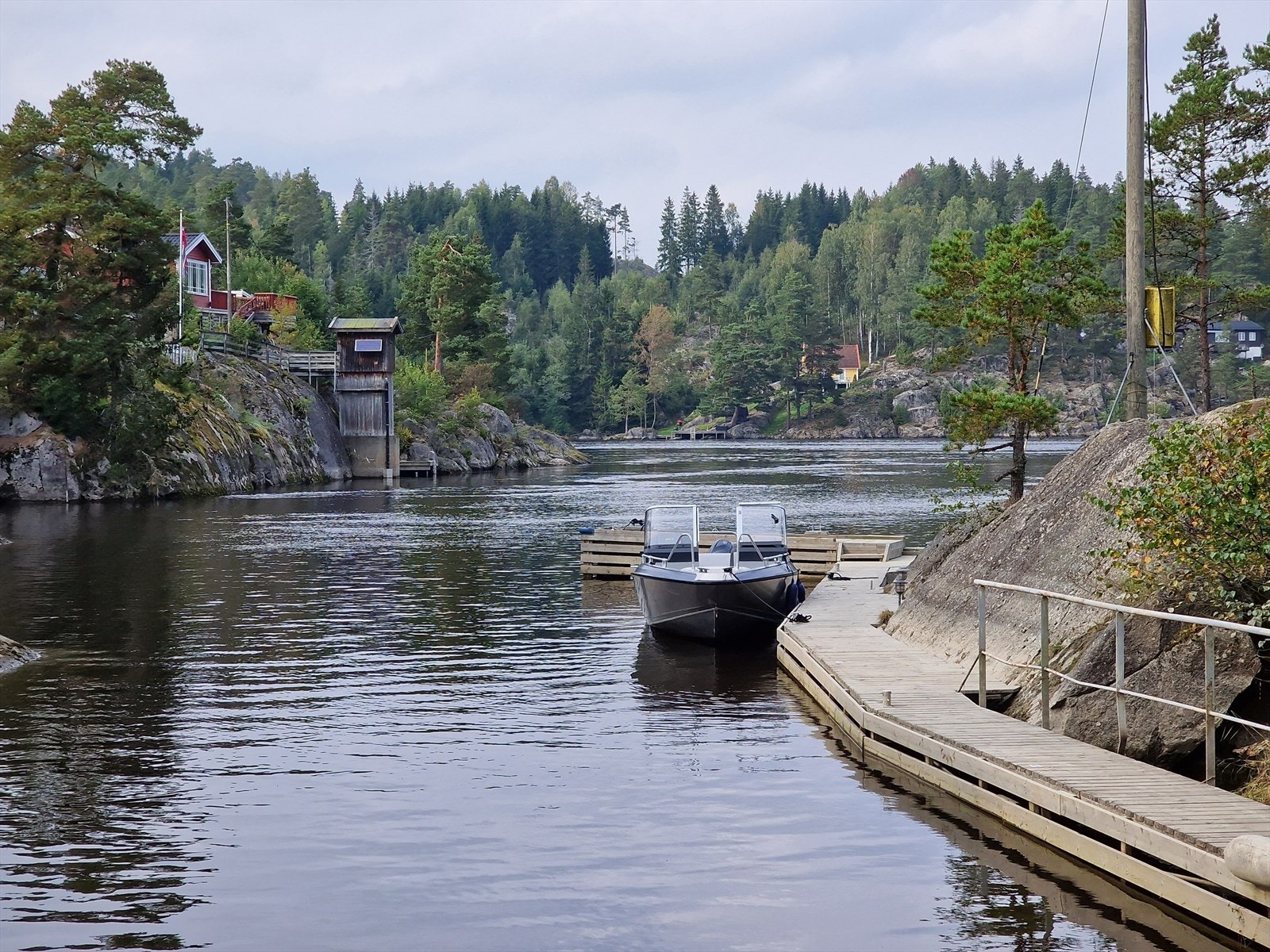 Selgers eget bilde, bryggeanlegg, båthavn med båtrampe Galleribilde
