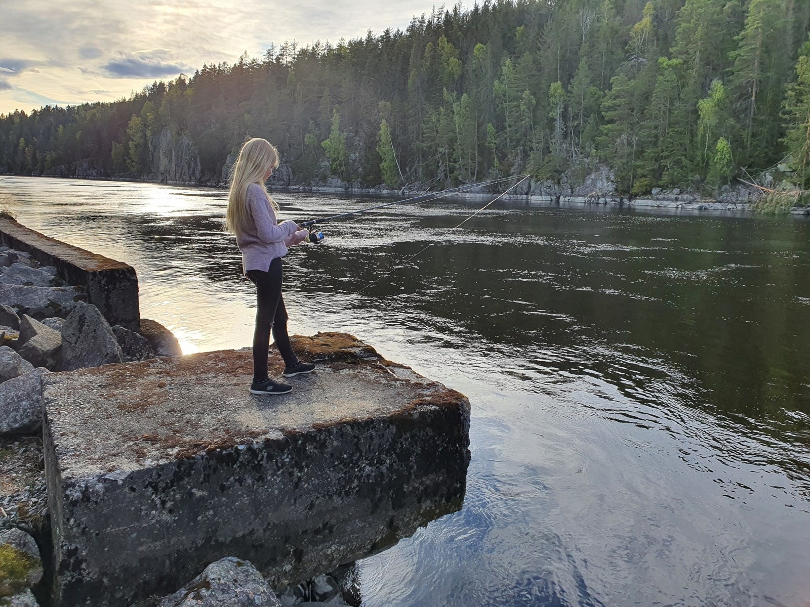 Selgers eget bilde, elvefiske 50 meter fra tomta Galleribilde