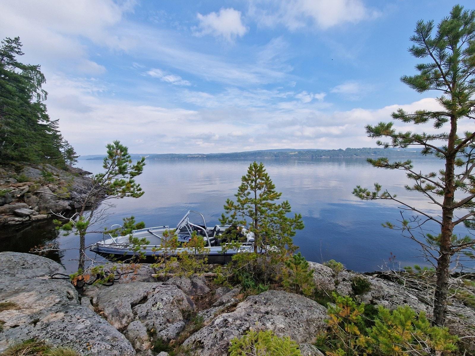 Selgers eget bilde, flust med utfluktsmuligheter i båt Galleribilde