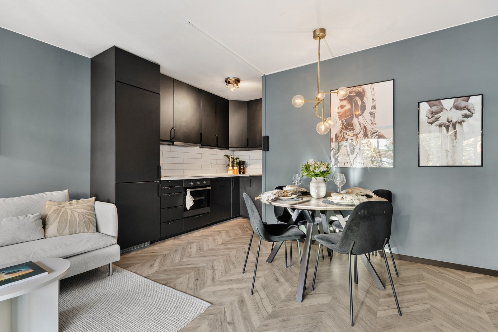 Pen kjøkkeninnredning fra 2021 med glatte fronter og laminert benkeplate Galleribilde