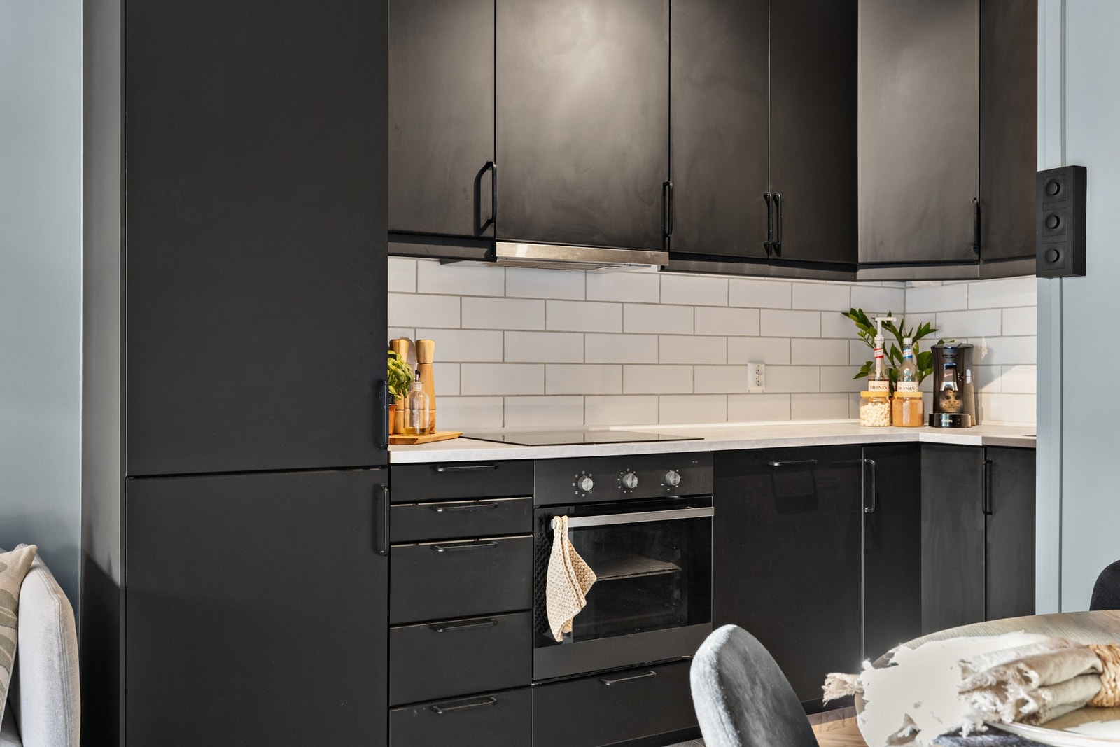 Ventilator er plassert i overskap, og på vegg mellom benk og overskap er det fliser Galleribilde