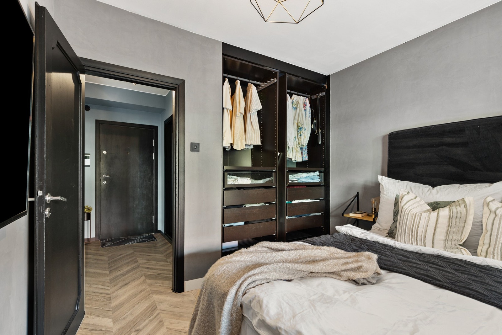 Det er fin plass til dobbeltseng, nattbord og garderobeløsning Galleribilde