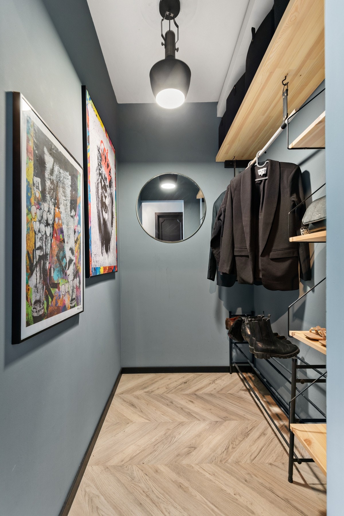 Fra entréen er det adkomst til praktisk garderoberom for oppbevaring av yttertøy og sko Galleribilde