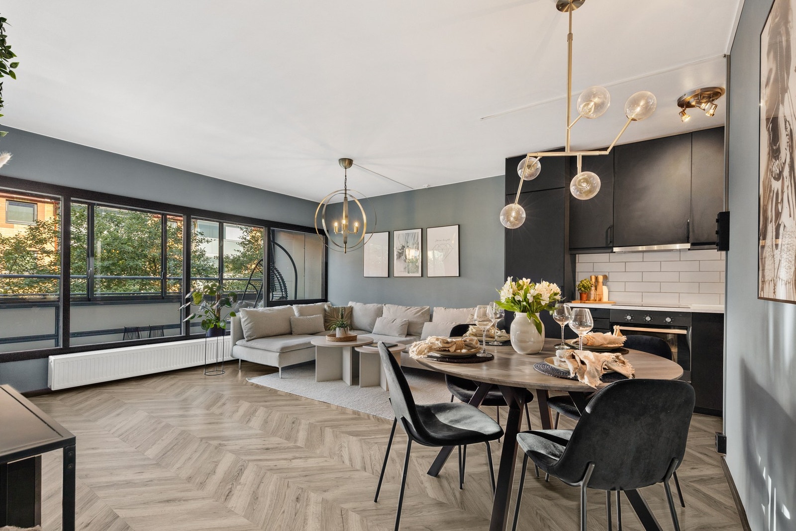 Lys og pen stue laminat på gulv, slette vegger malt i en moderne farge og slett himling Galleribilde