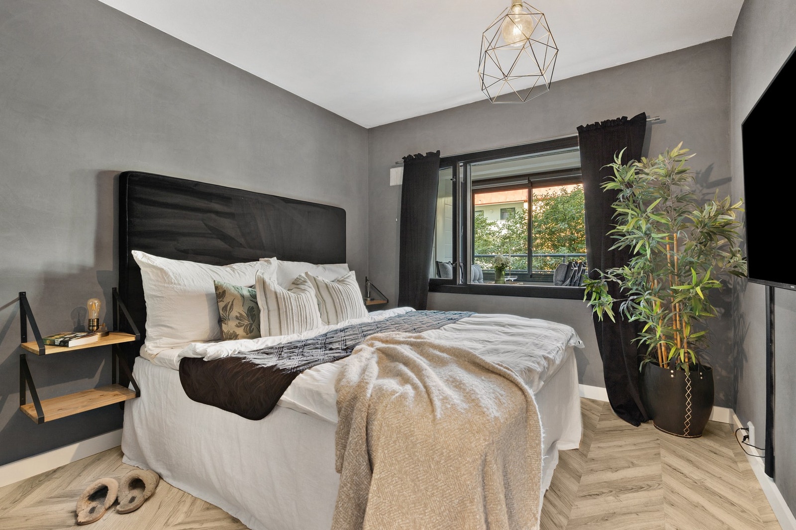 Romslig soverom med laminat på gulv og malte flater på vegger og i himling Galleribilde