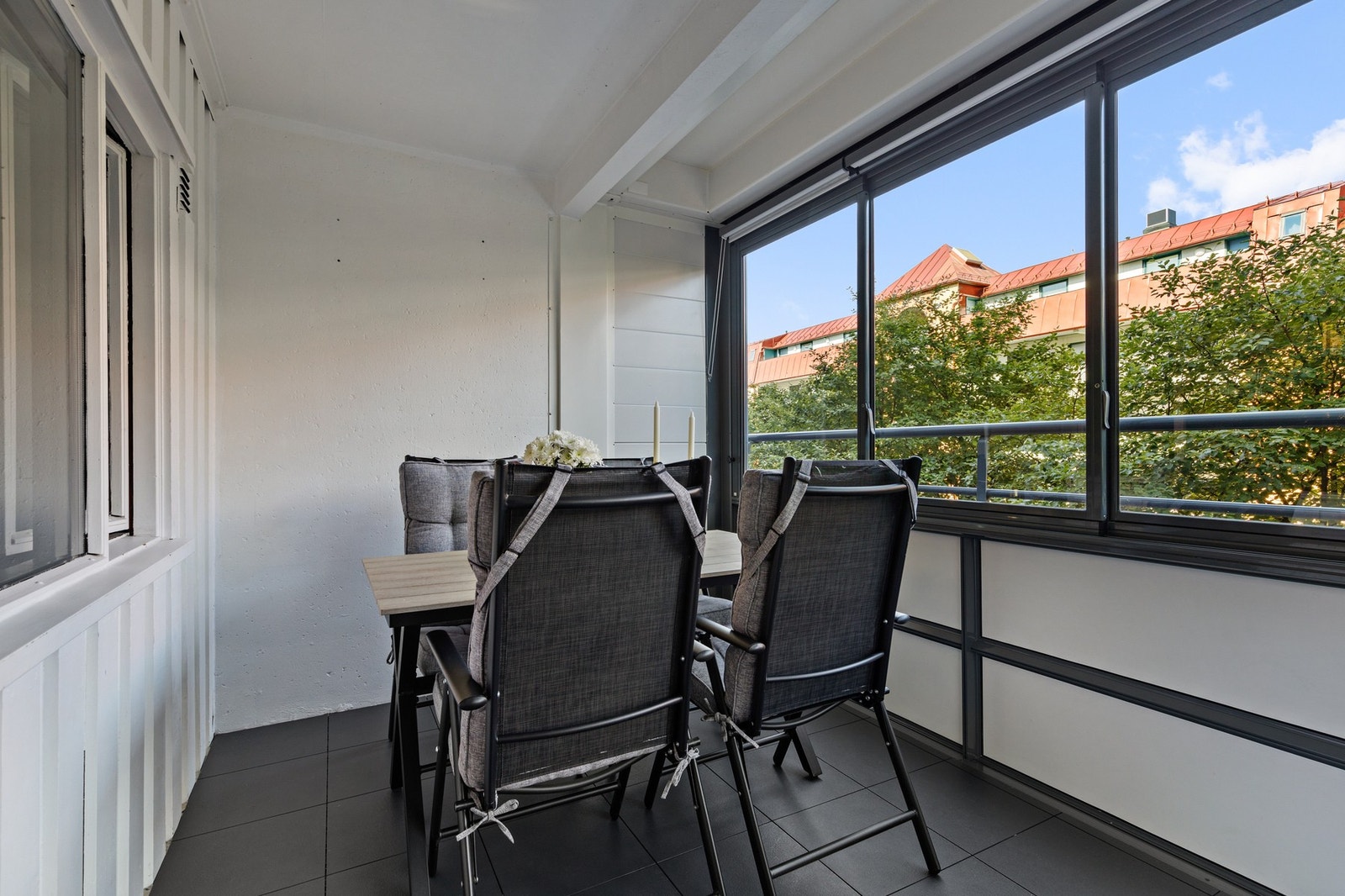 Rekkverket er av metall og har skyvbare glassfelter Galleribilde