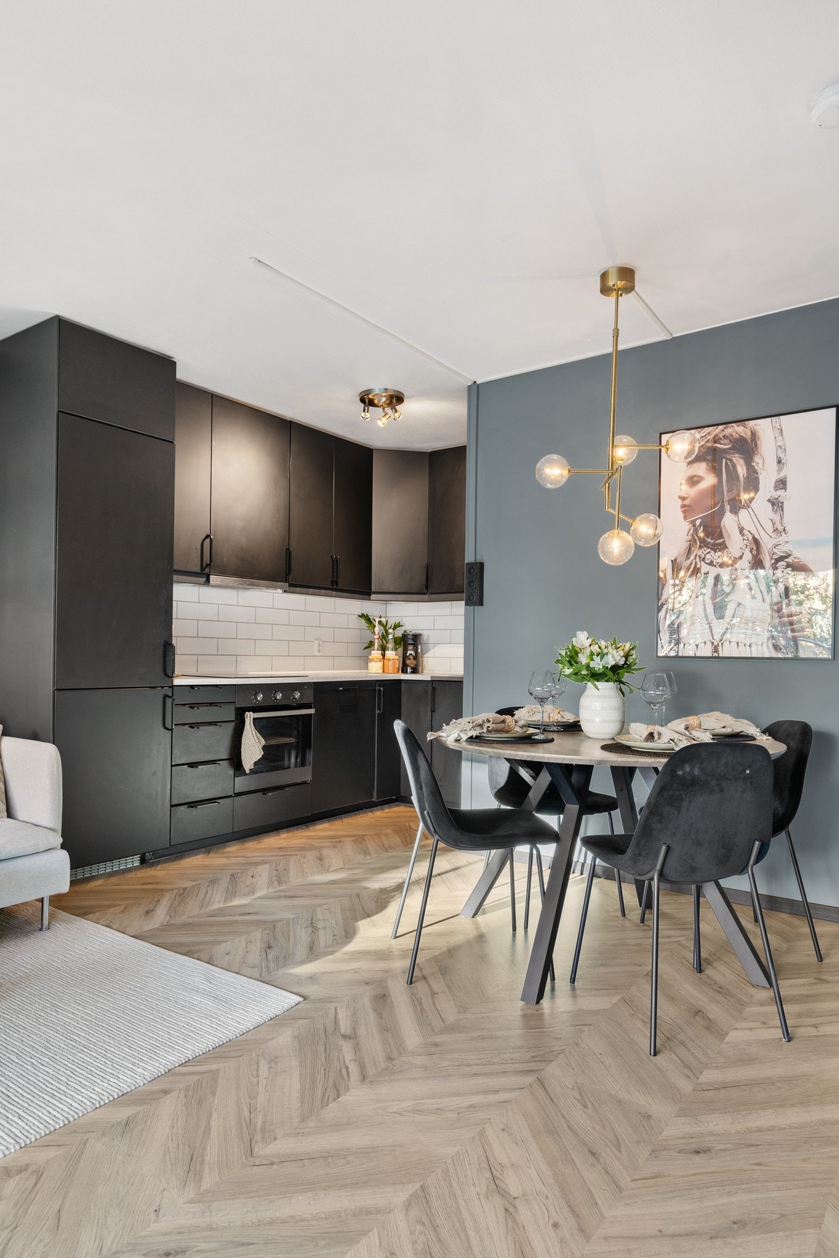 Kjøkkenet er utstyrt med integrert stekeovn, platetopp, oppvaskmaskin og kjøleskap med fryser Galleribilde