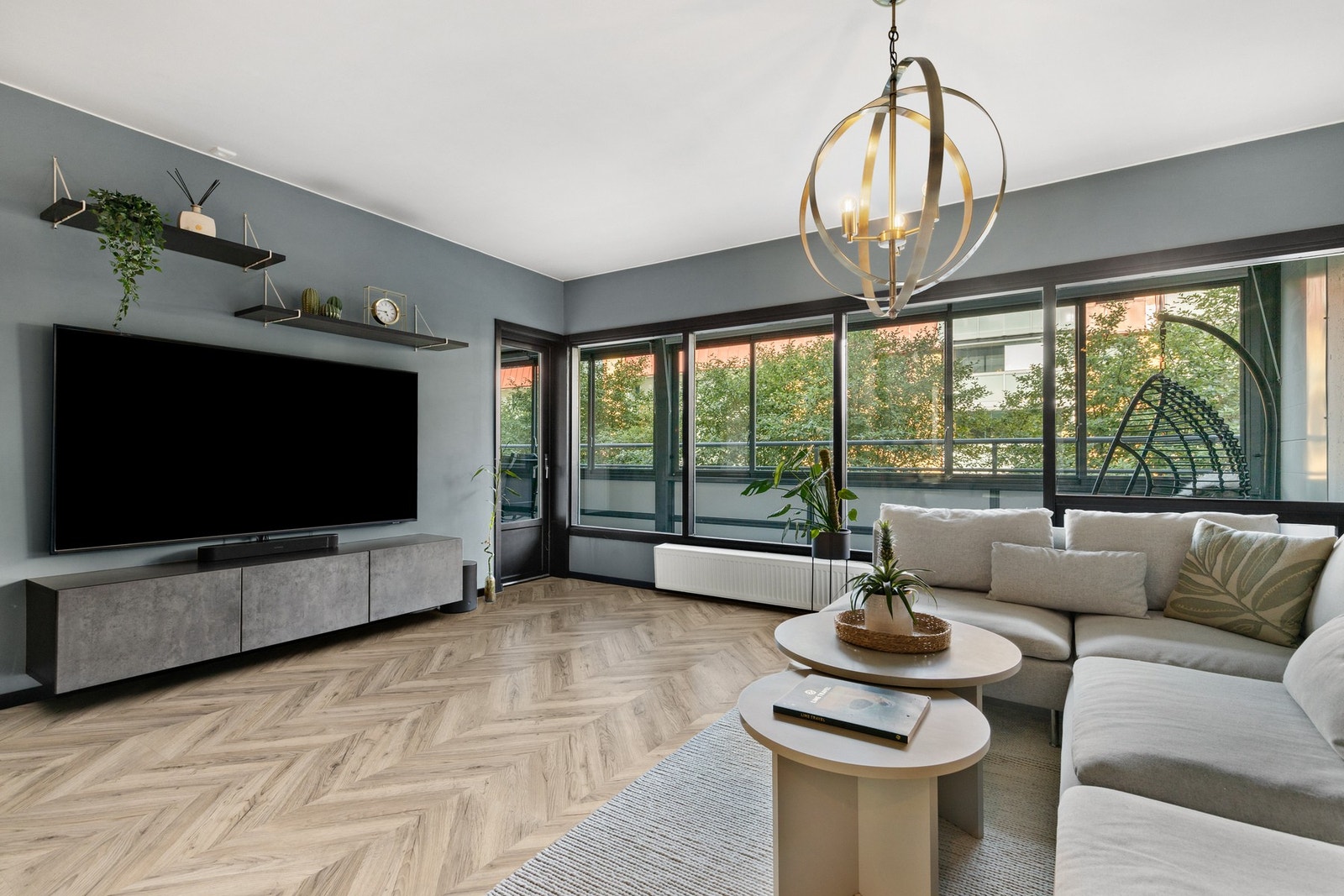 Fra stuen er det utgang til innglasset balkong Galleribilde