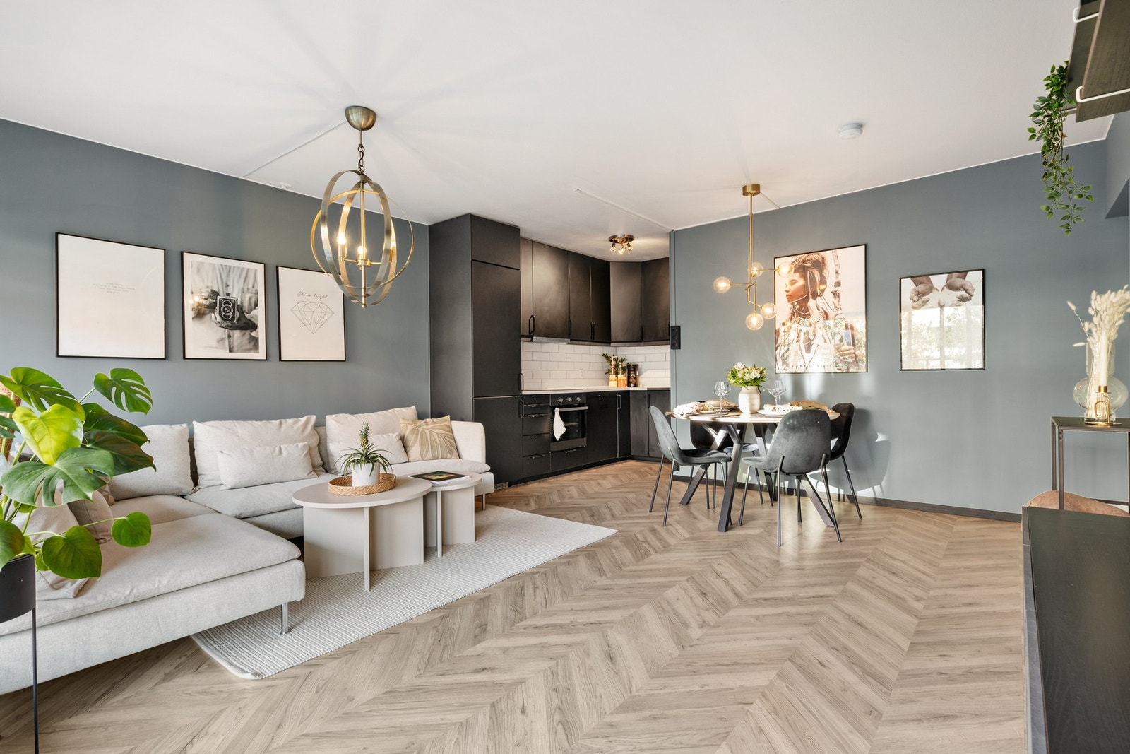 Stilren leilighet med gjennomgående god standard, sentralt beliggende på Strømsø Galleribilde