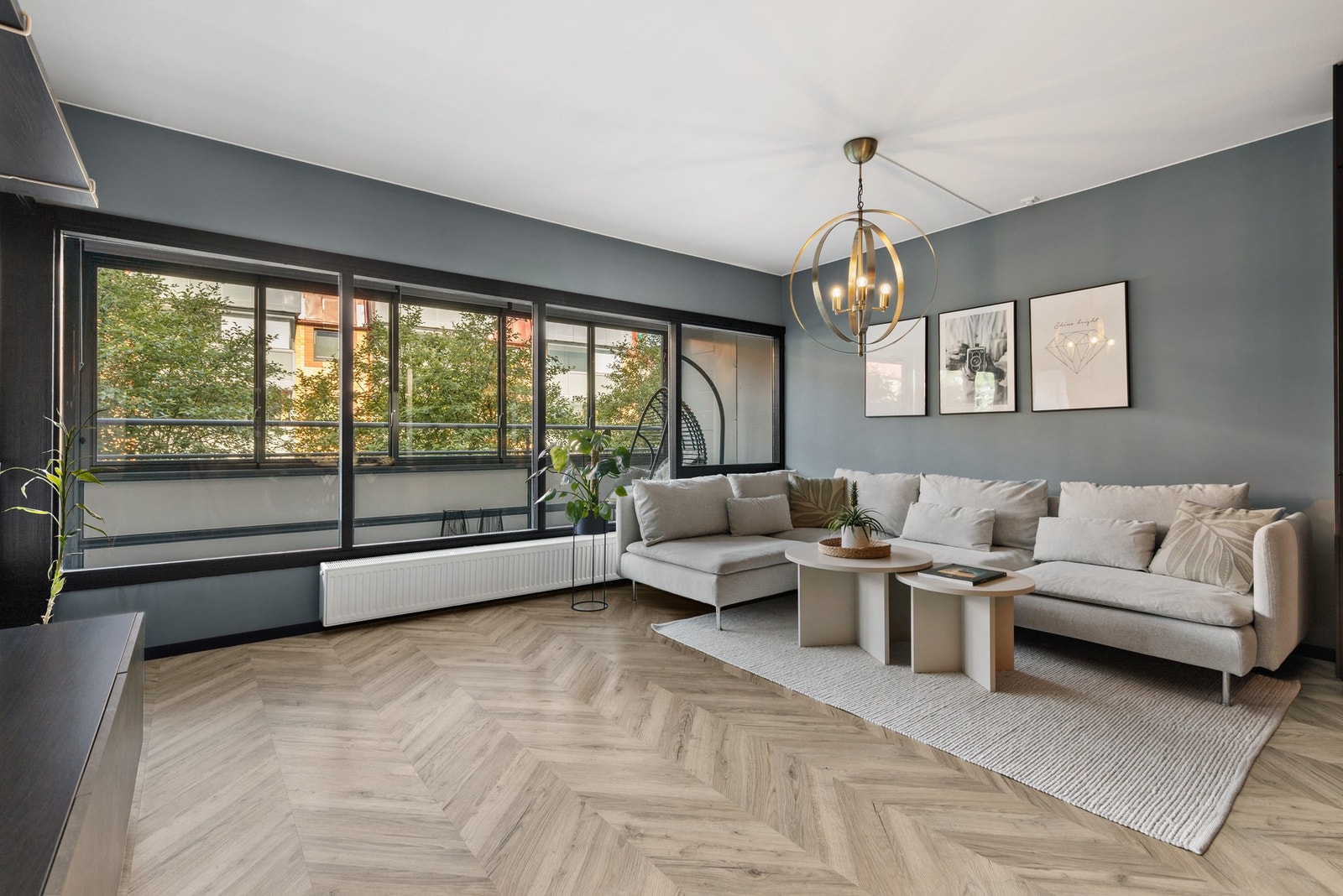 Store vinduer slipper inn rikelig med naturlig lys Galleribilde