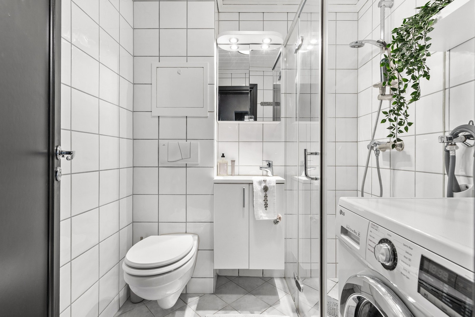 Helfliset bad med gulvvarme, vegghengt toalett og opplegg for vaskemaskin Galleribilde