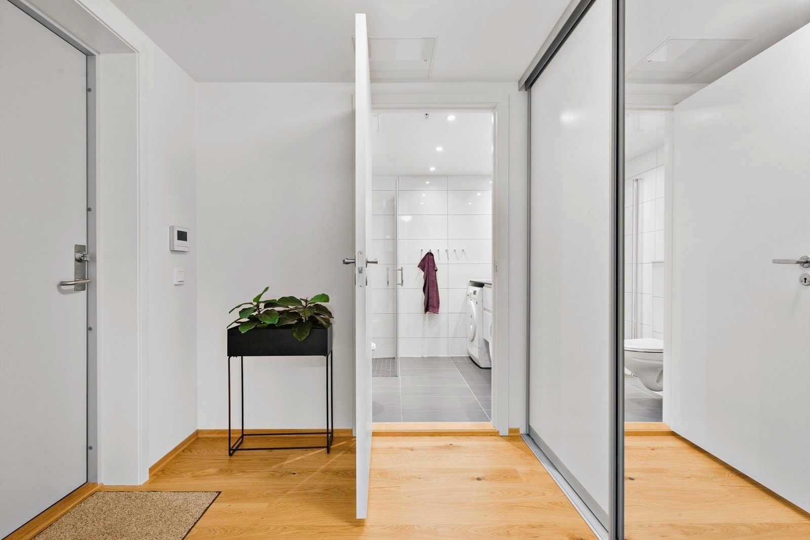 Fin entré med skyvedørsgarderobe Galleribilde