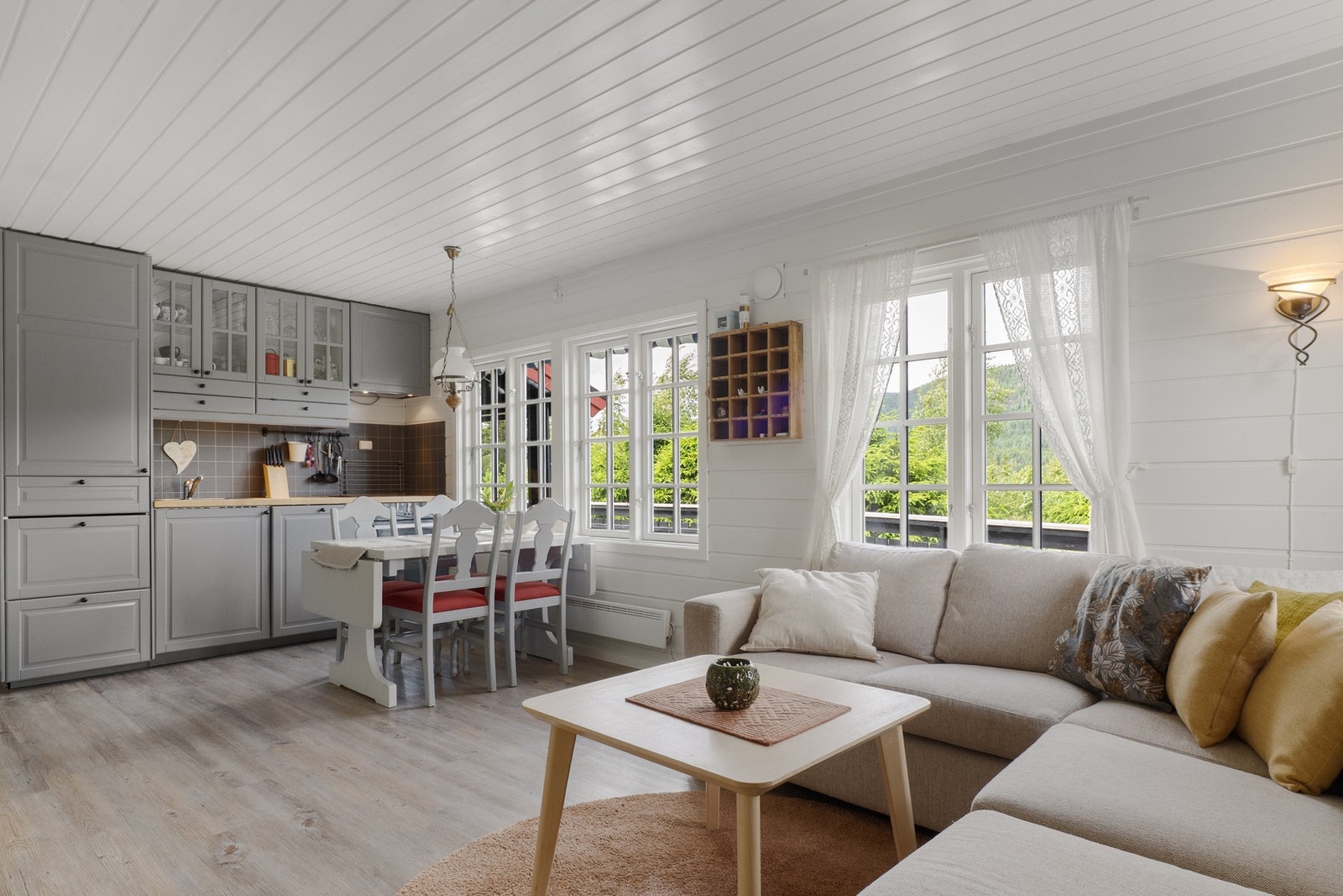 Åpen kjøkkenløsning. Ny innredning med profilerte fronter fra 2015. Galleribilde