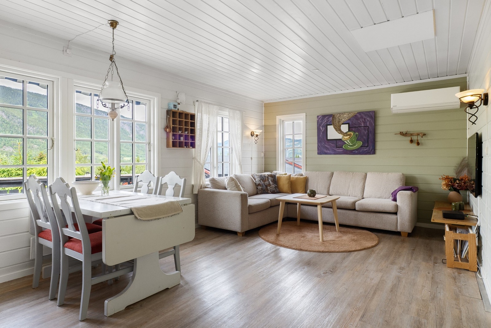 Åpen stue/kjøkkenløsning. Hyggelig spiseplass med nydelig utsikt. Galleribilde