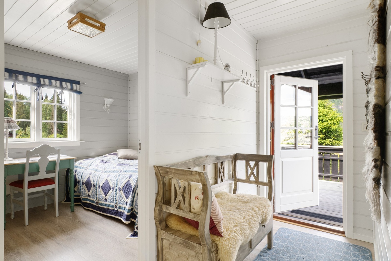 Romslig inngangsparti med ny overbygd entrédør med glassfelter. Galleribilde