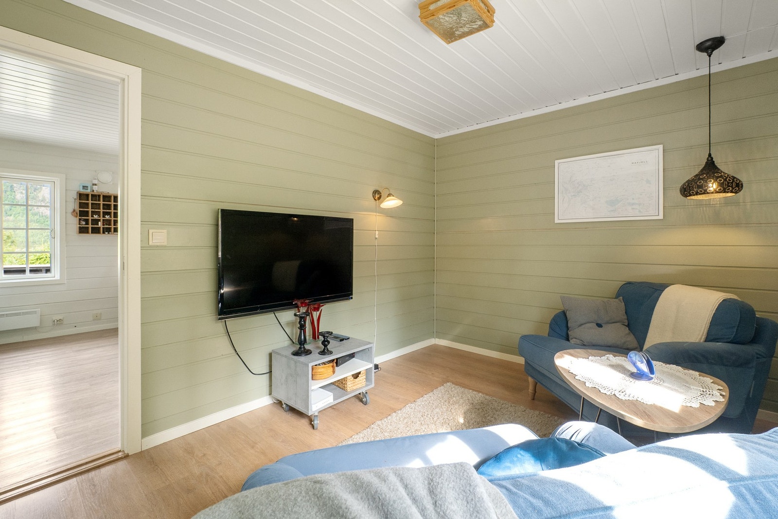 God plass til seng og annet tilhørende møblement. Galleribilde