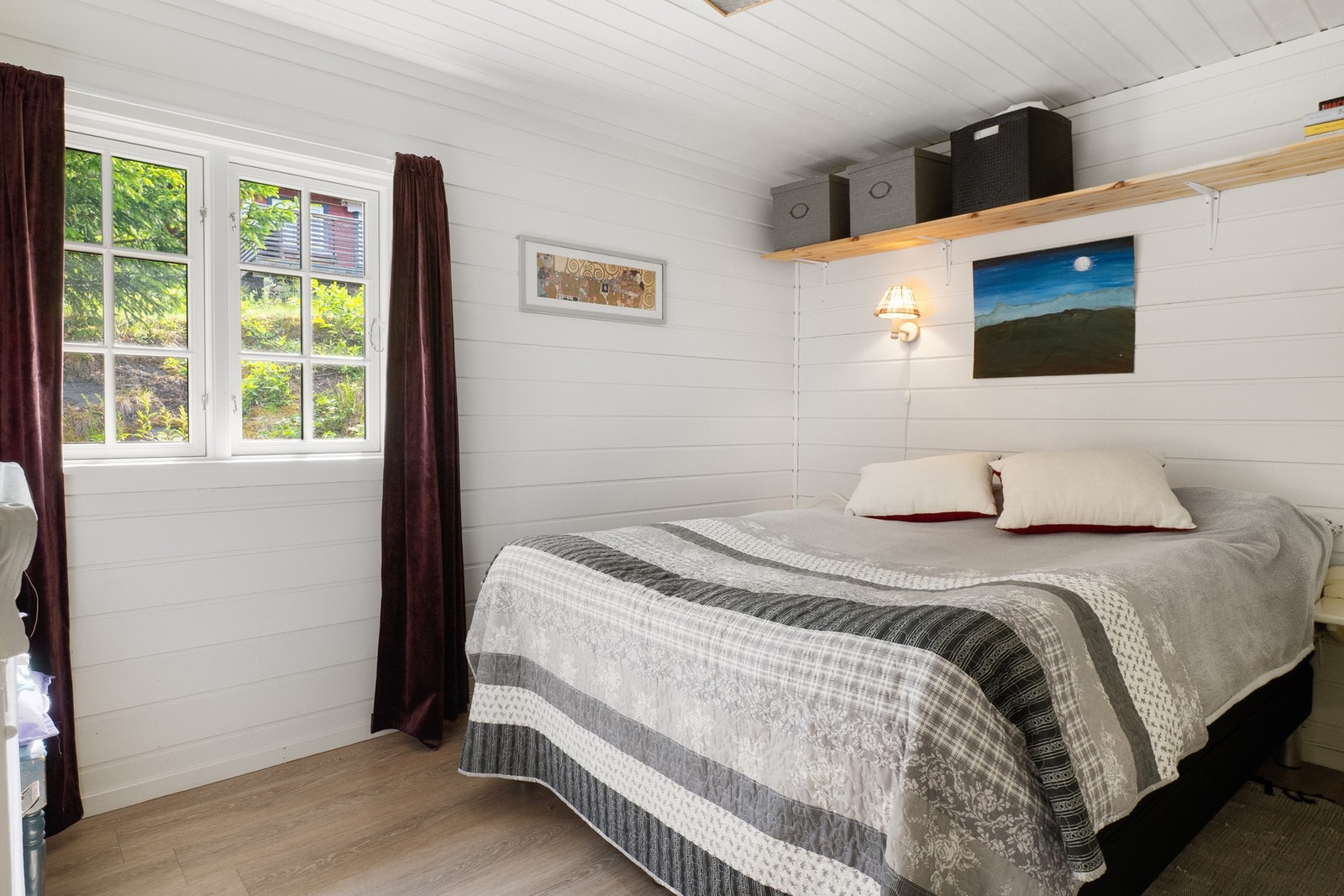 Soverom 3 er innredet med dobbeltseng. God plass til nattbord på hver side og tilhørende møblement. Galleribilde