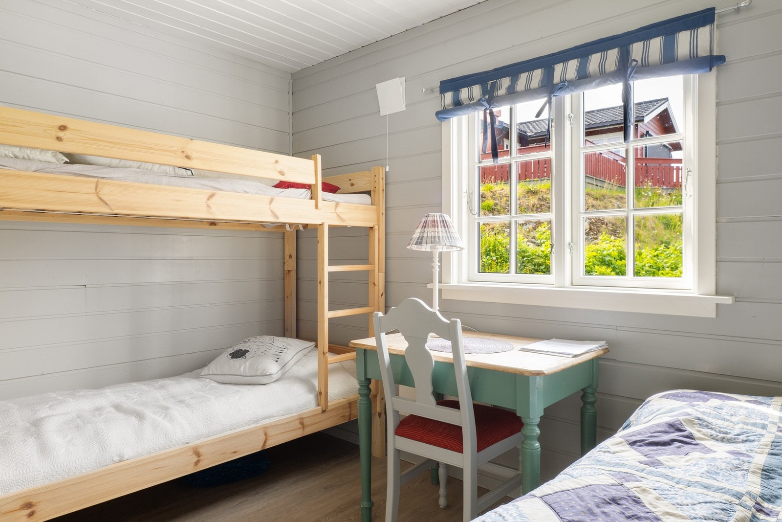 Innredet med familiekøyesenger. Galleribilde