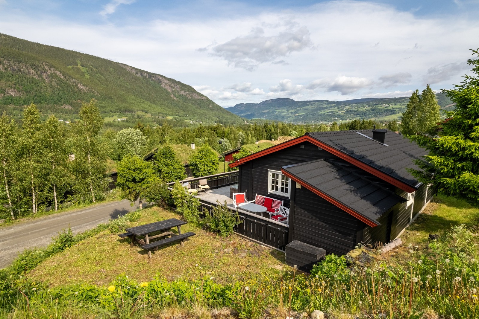 Hytten ligger attraktivt til i Sørlia rett ved alpinbakken. Galleribilde