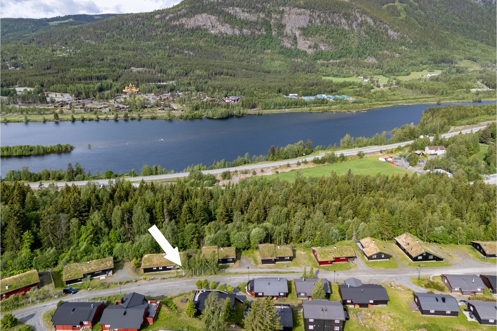 Hytten har en solrik og attraktiv beliggenhet i Sørlia/Hafjell. Her har du ski-in/out og bike in/out til ett av landets beste alpinanlegg/sykkelanlegg. Galleribilde