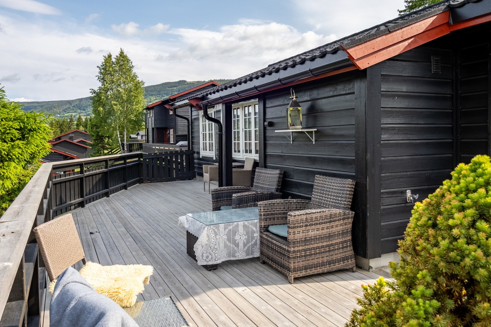 Ny sørvestvendt terrasse på 50m2. Fin utsikt fra terrassen mot Lågen og omkringliggende område. Galleribilde