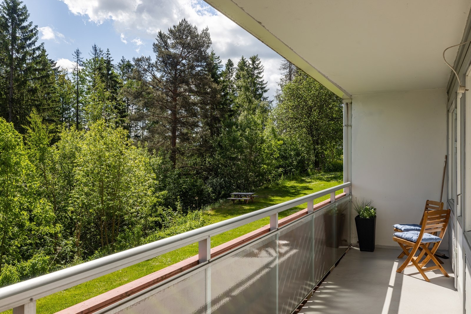 Det er montert varmelampe og dobbel stikkontakt på balkongen. Galleribilde