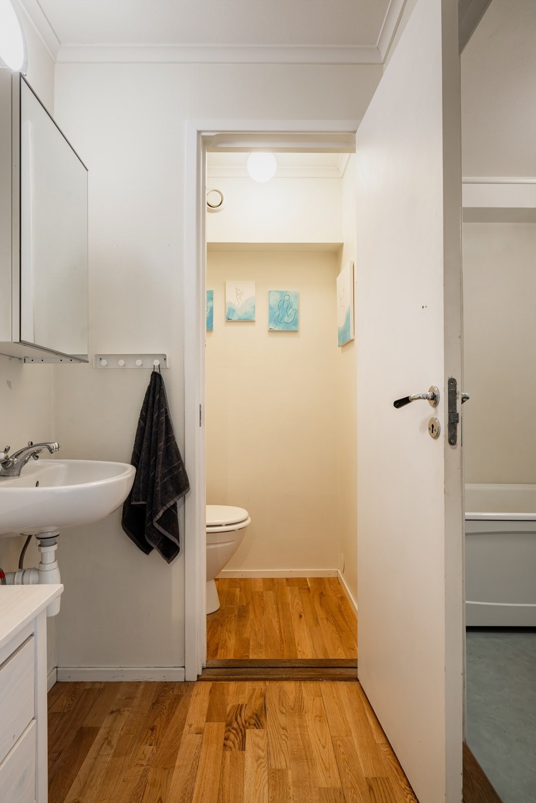 Badet har både separat WC-rom og hoveddel med badekar og vaskeromsfunksjon. Galleribilde