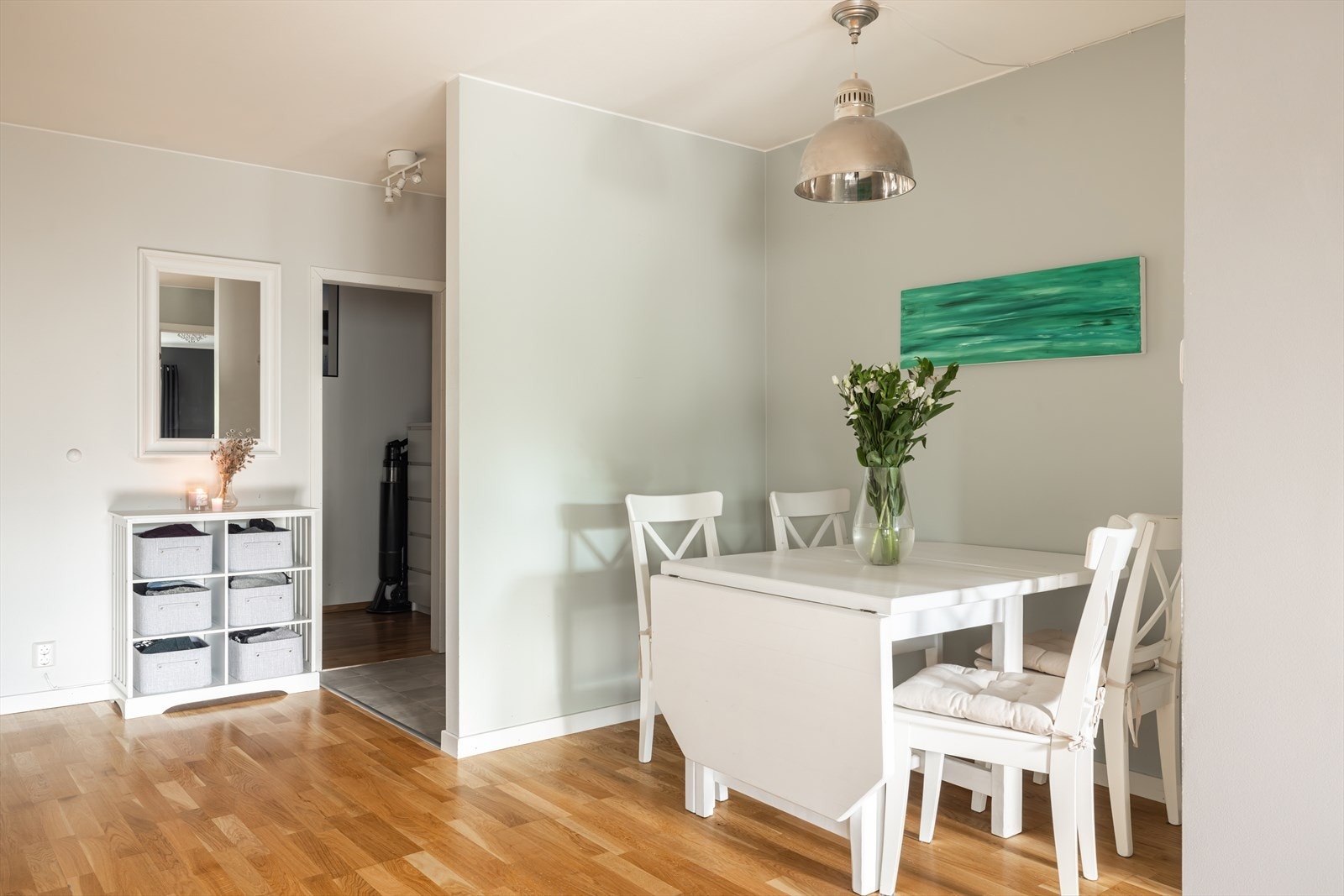 Stuen er stor og romslig med naturlige soner for både sofagruppe og spisebord. I denne enden av stuen er det god plass til spisebord. Galleribilde