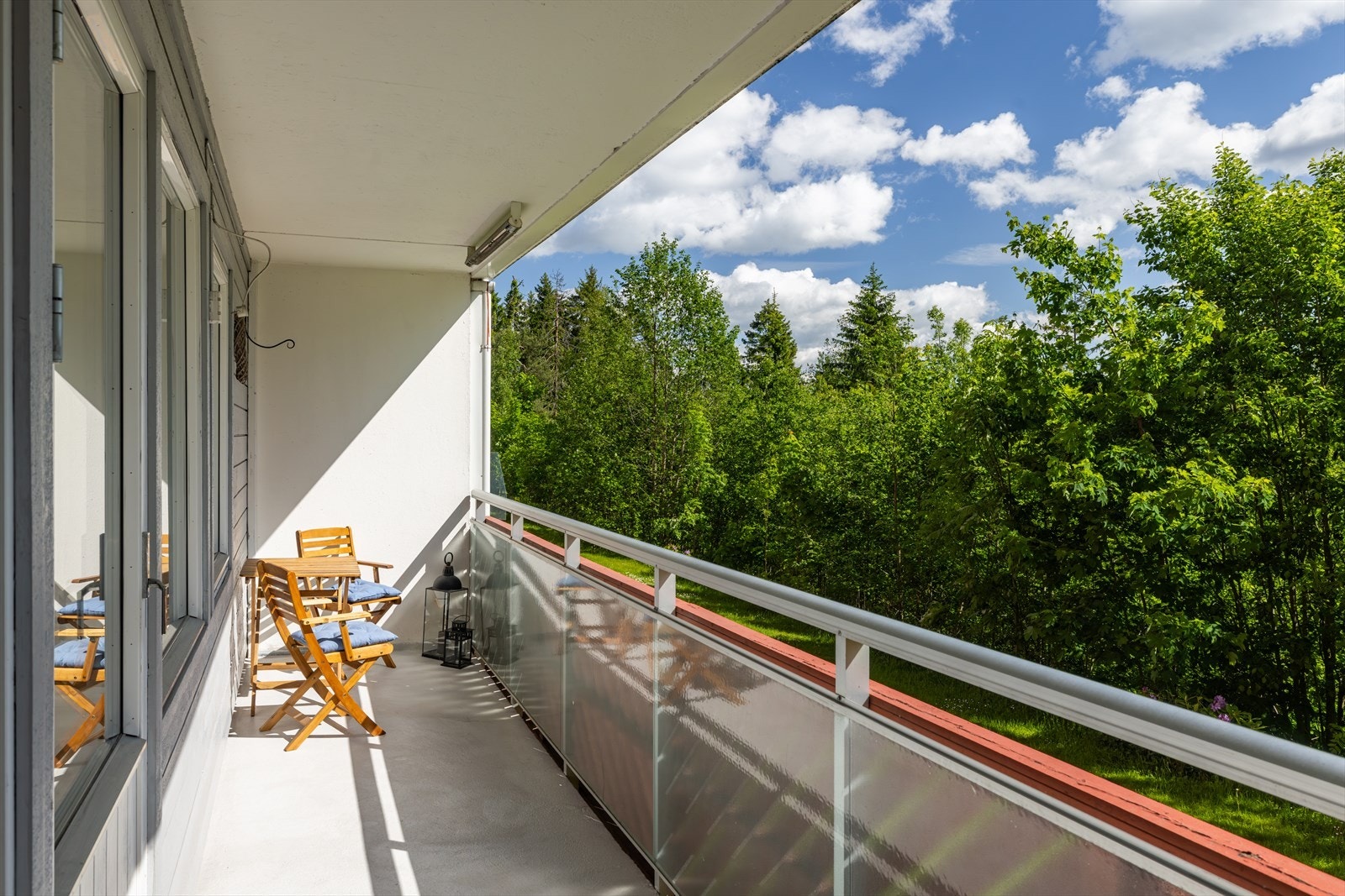 Overbygd balkong på ca. 10 kvm. Her er det god plass til utemøbler slik at sommerdagene kan nytes med komfort. Galleribilde