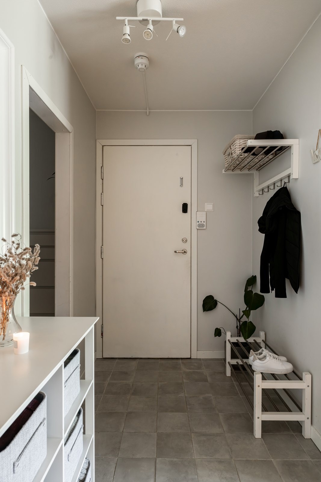 Flislagt entré utstyrt med oppheng til jakker, samt callinganlegg. Galleribilde