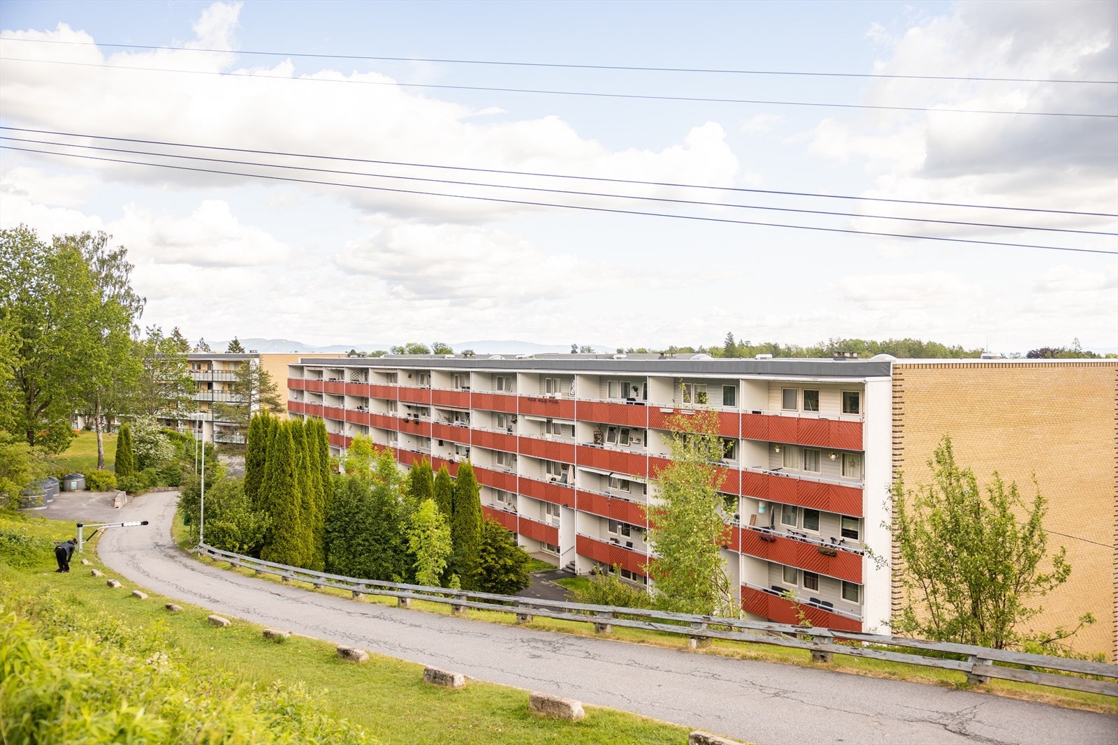 Her bor du i et rolig miljø uten gjennomgangstrafikk og med store grøntarealer rundt bebyggelsen. Galleribilde