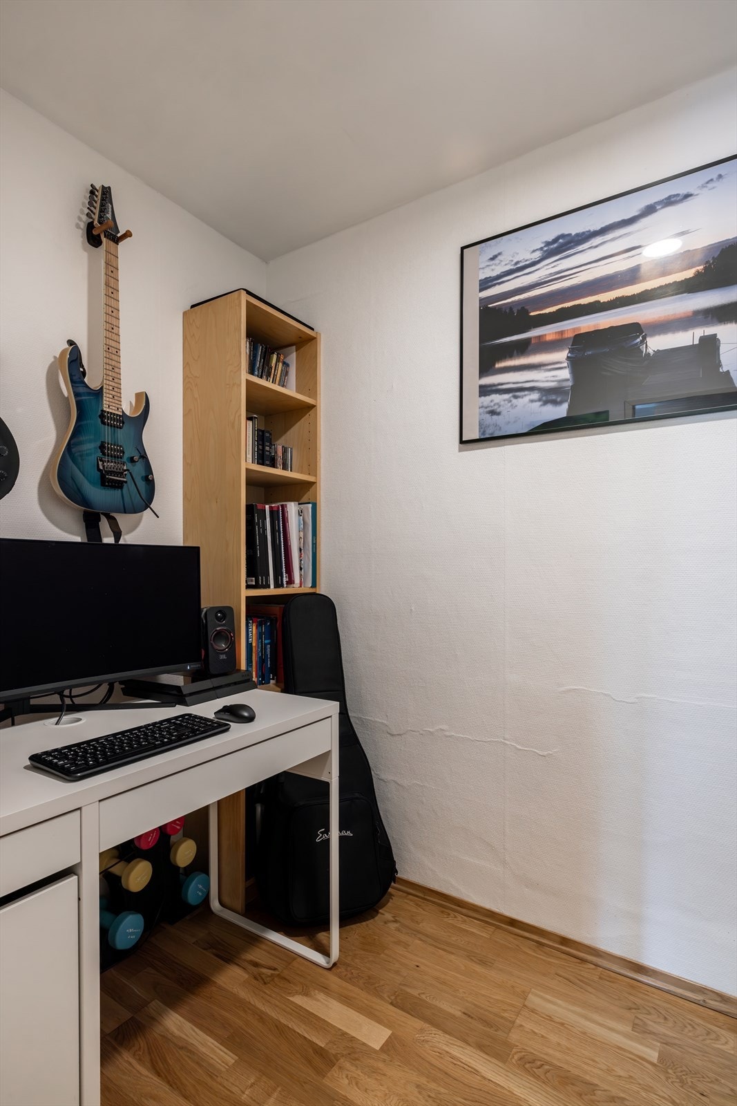 Innredet rom med adkomst fra entréen egner seg godt som kontor og hobbyrom. Det kan også innredes som en garderobe eller brukes til oppbevaring. Ikke omsøkt godkjent til varig opphold. Galleribilde