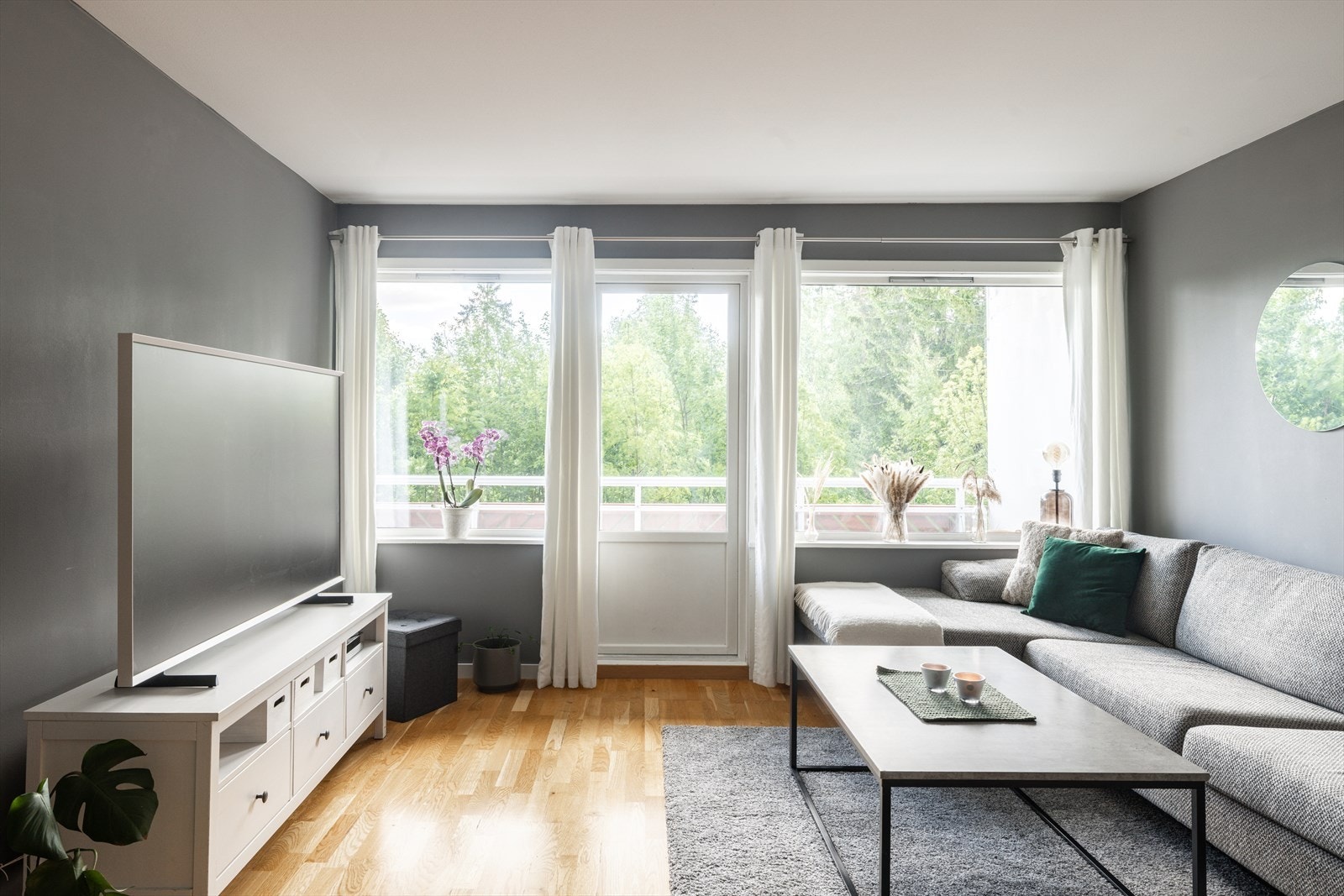 I stuen er det store vindusflater som slipper inn rikelig med dagslys og har utsyn mot frodige grøntarealer. Galleribilde