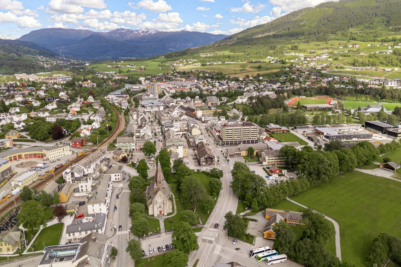 Eller utallig tilbud: svømmehall, idrettanlegg, togstasjon, hoteller, hyggelige butikker, kafeer og restaruanter. Galleribilde