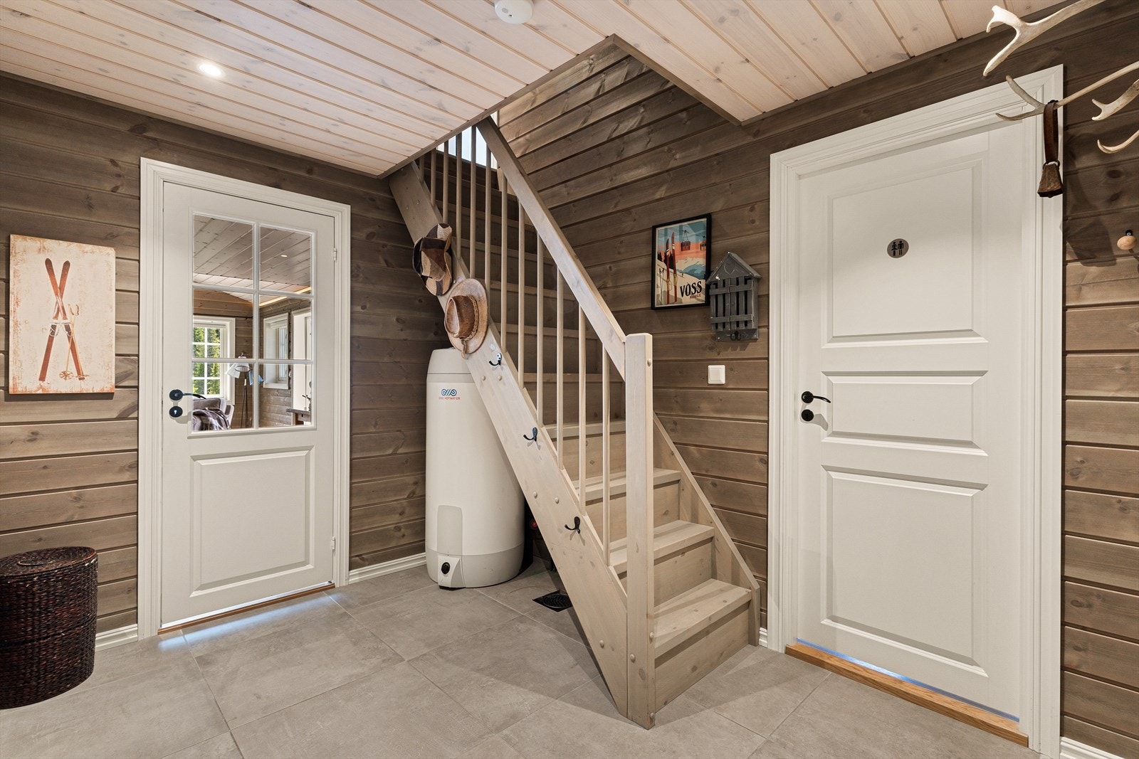 Flott entre med trapp til loft. Galleribilde