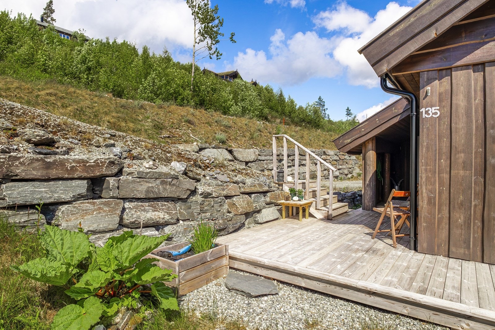 Pent inngangsparti. Utebod ved inngangsdør. Galleribilde