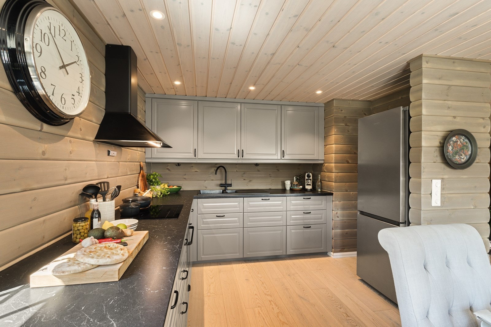 Stor innredning med mye skap- og benkeplass. Galleribilde