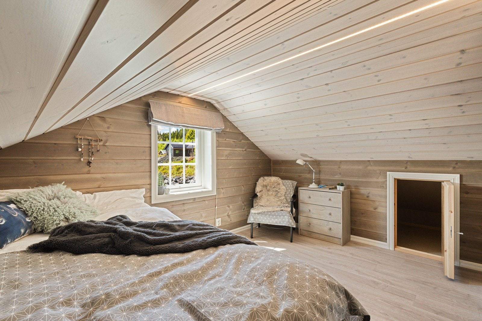 Hems rom med 2 sengeplasser. Knekott i skråvegger. Galleribilde