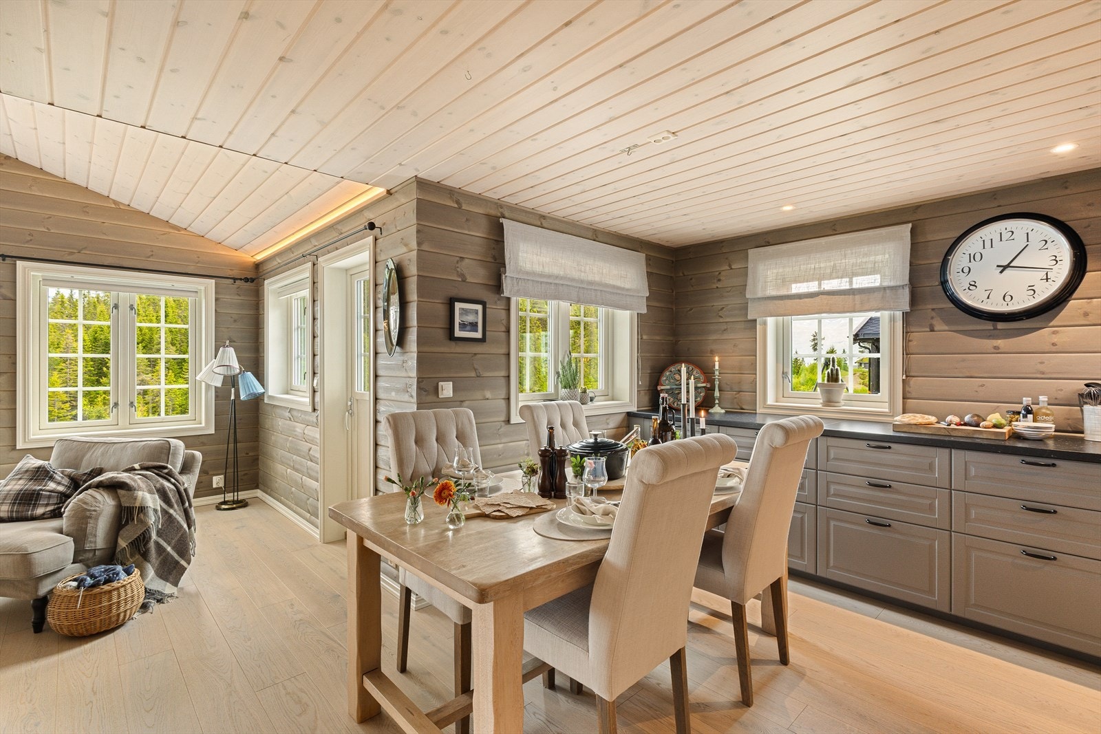 God plass til spisebord. Strømpunkt til taklampe. Galleribilde