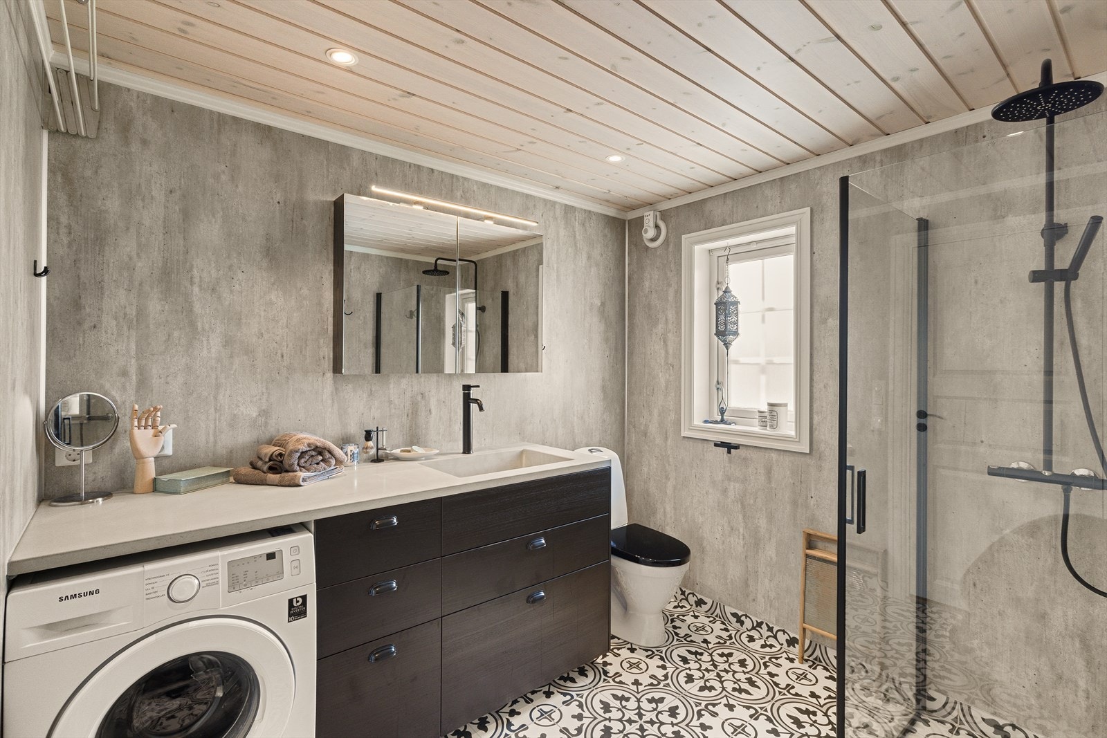 Lekker og romslig bad/vaskerom. Stilfull heldekkende benk med integrert vask. Galleribilde