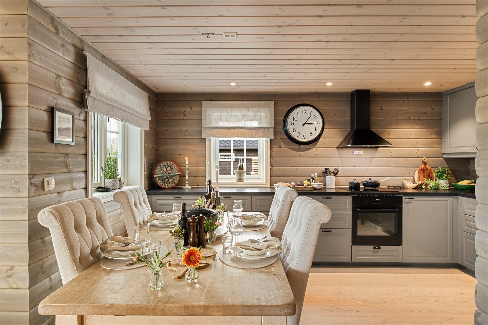 Lekkert kjøkken med sorte detaljer. Galleribilde