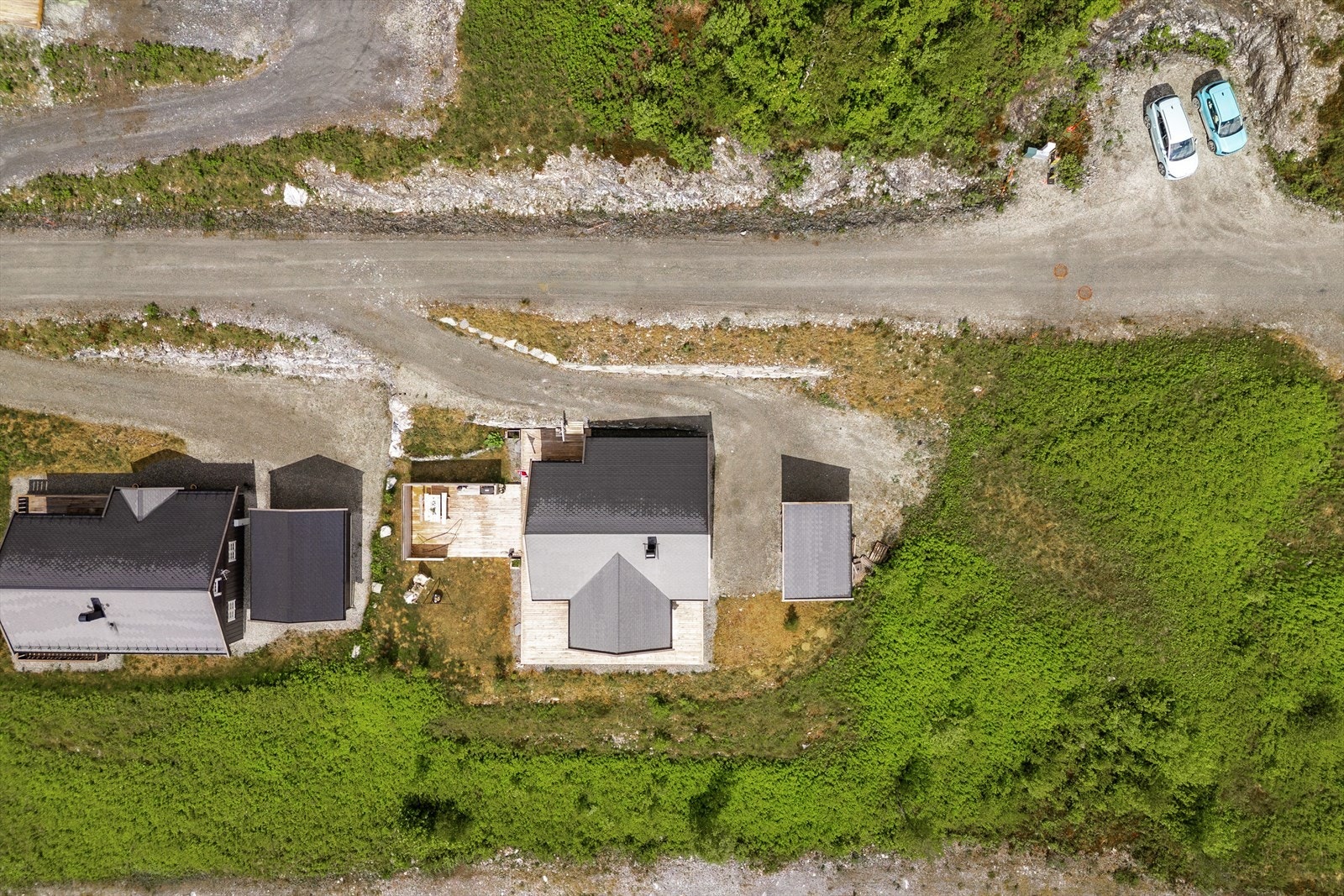 Eiendommen sett ovenfra ved siden av grønt friområde. Galleribilde