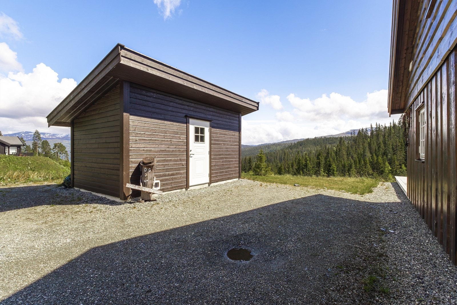 Anneks/utebod på ca 14 kvm. Romslig gårdsplass. Friområde bak annekset. Galleribilde