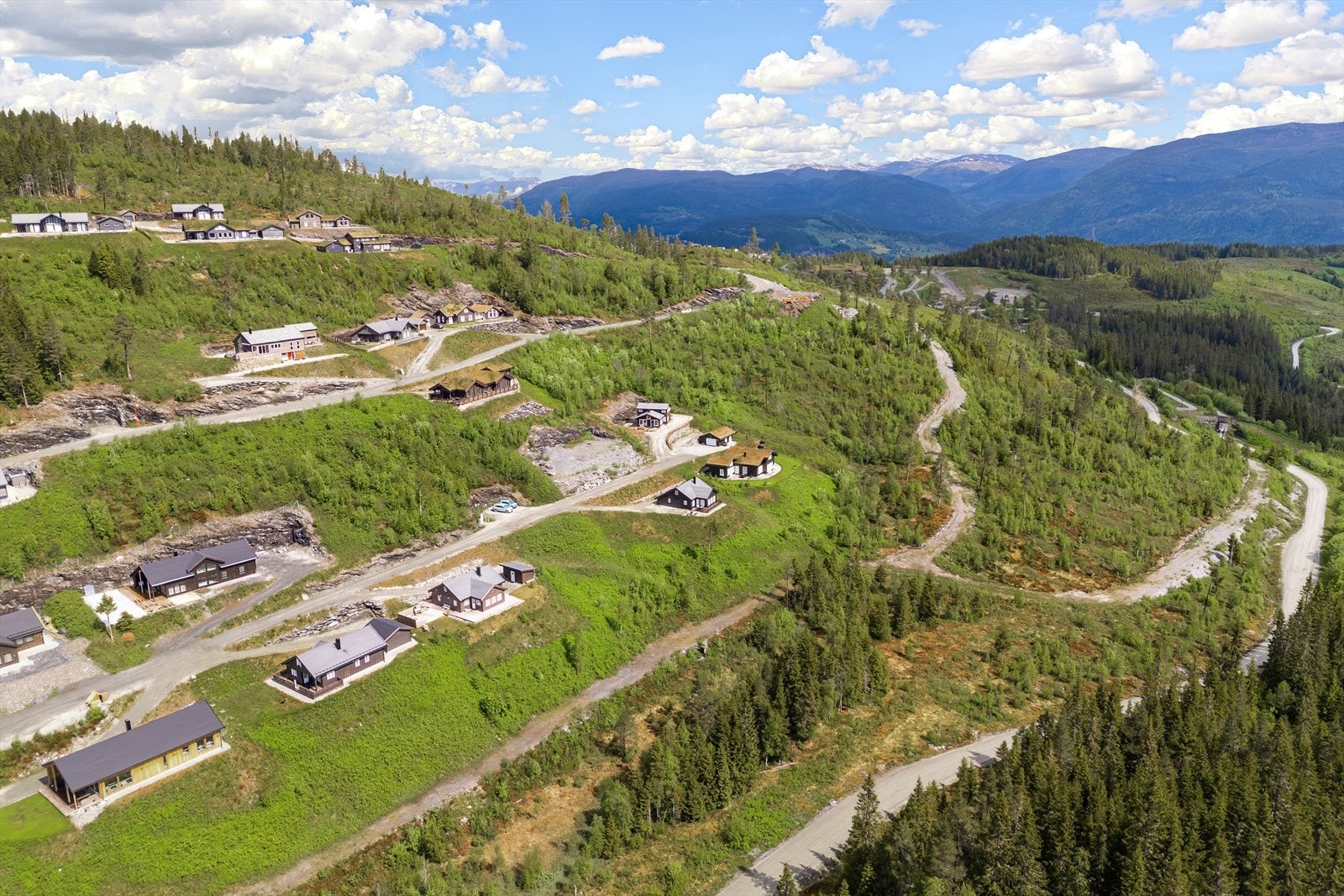 Langrennsanlegg med lysløype sees til høyre/midten i bildet. Galleribilde