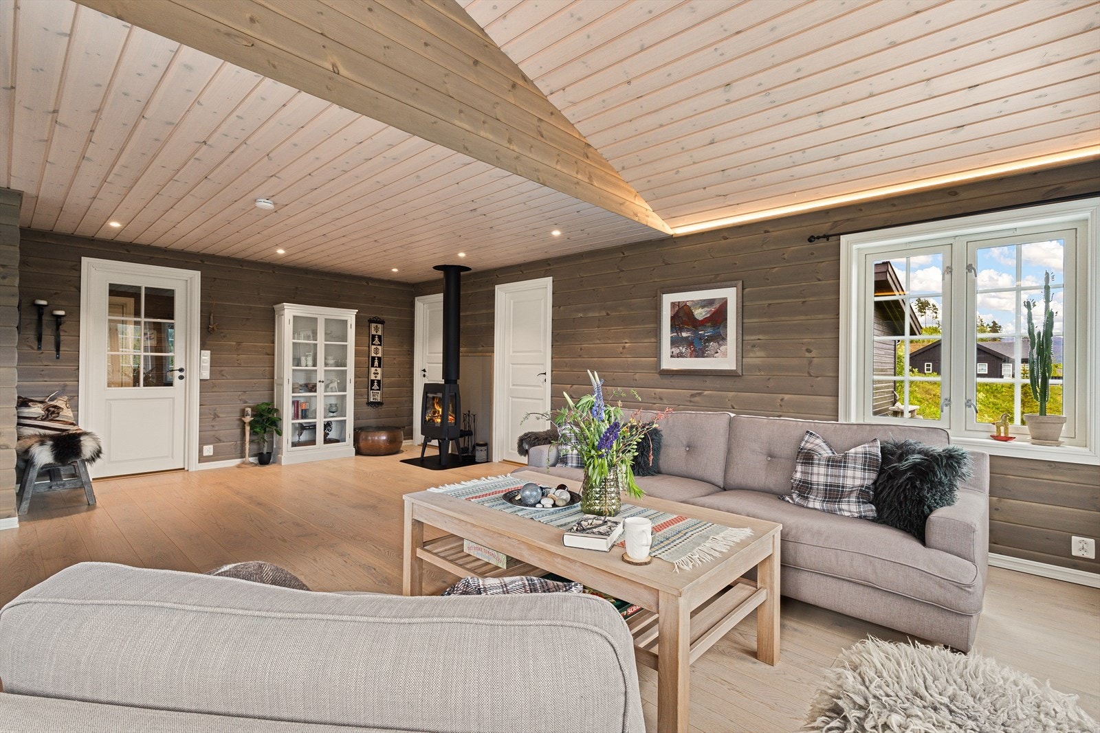 Stilfull belysning, ledstripe og spotter. Galleribilde