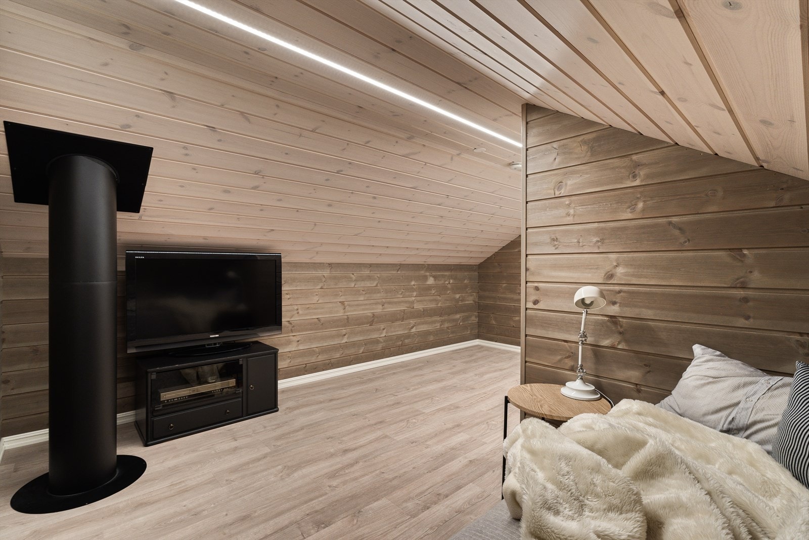 Tv-krok i hemsstue. Galleribilde